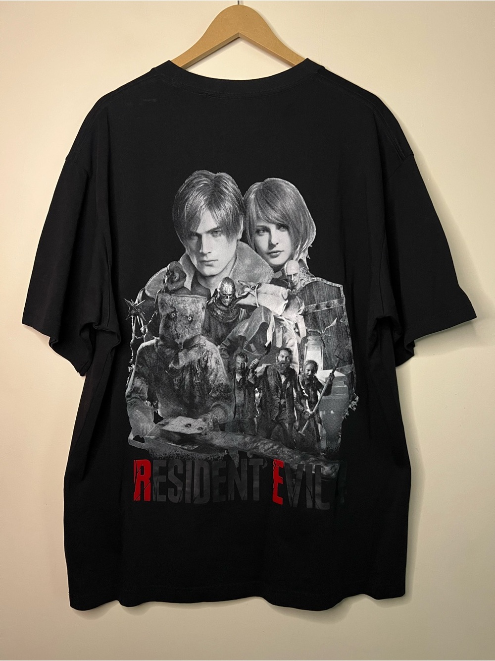 Uniqlo Capcom 40th Anniversary Resident Evil 4 Video Game T Shirt XL SOLD OUT